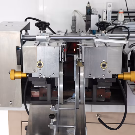 Máquina de corte de etiquetas tejidas multifunción/Máquina de corte y plegado de etiquetas de tela impresas en caliente y en frío para cinta de raso, cinta de algodón, etiqueta de cuidado Jz-2817