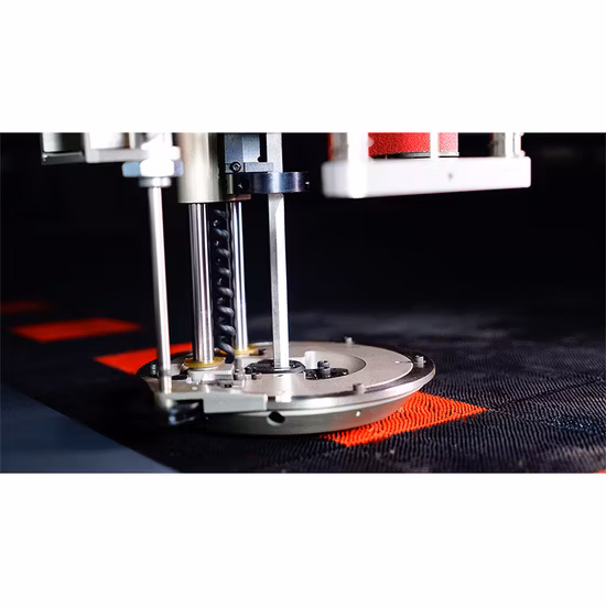 Máquina de corte automático de tela de corte automático de capa de tela de jeans en zigzag tejido automático de alta calidad en fábrica de prendas de vestir